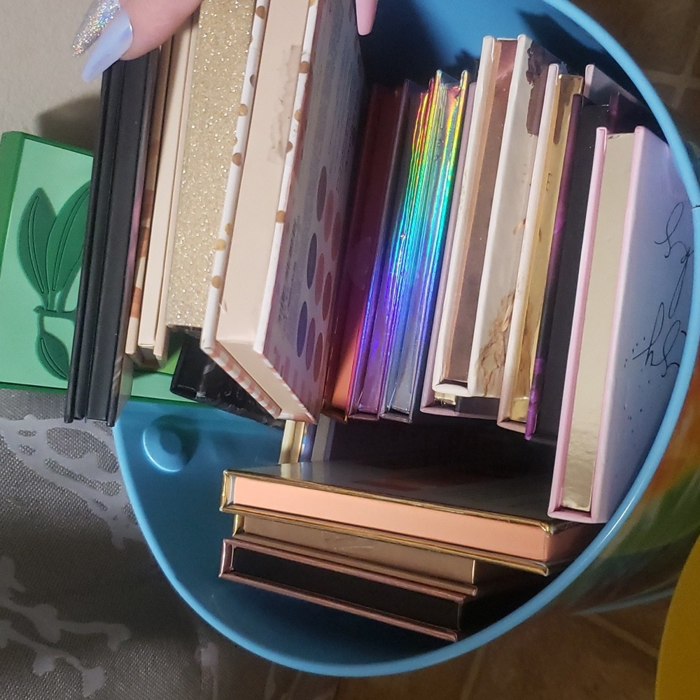 Eyeshadow palettes in bulk